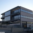Finestre a nastro, shelter in vetro e rivestimenti in alluminio.jpg