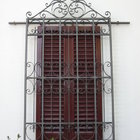 Inferriata classica con riccioli in ferro battuto.jpg