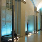 Segnaporta in acciaio e vetro con panche in acciaio e pietra serena [2].jpg