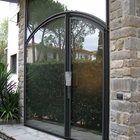 Porta artistica centinata in ferro, maniglia in pietra.jpg